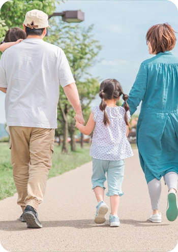 ���e�Ǝq��2�l���ꏏ�ɕ����Ă���ʐ^